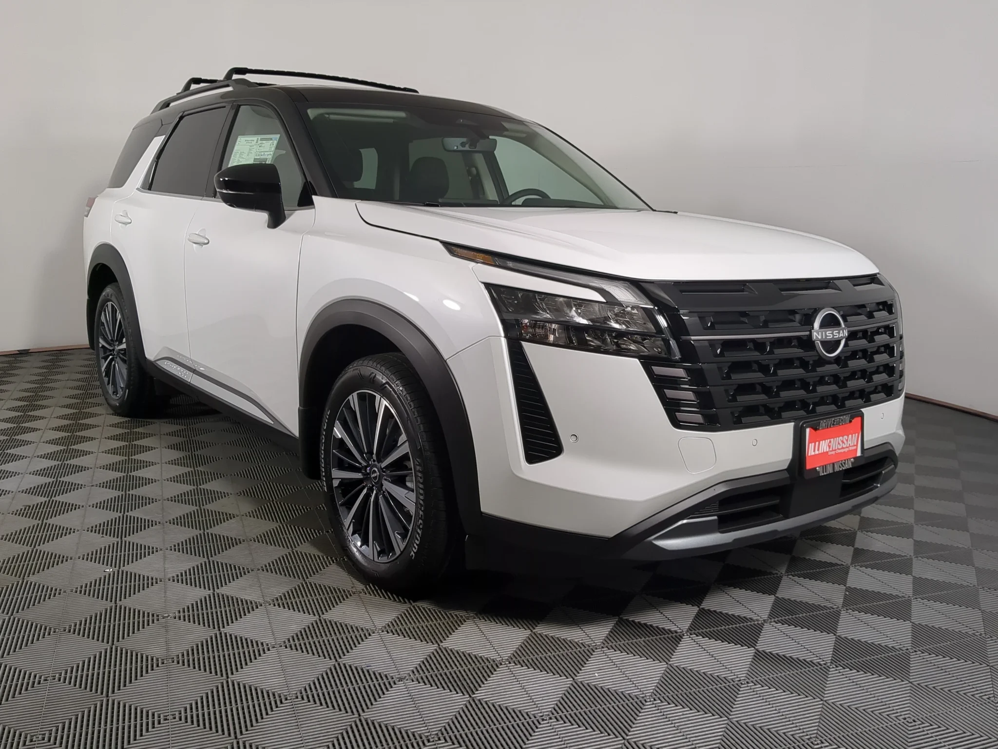 New 2026 2T WHT BLK Nissan Platinum image 2