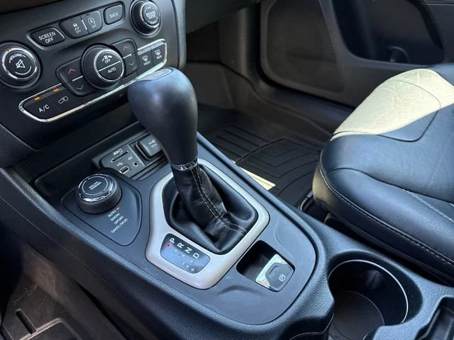 Used 2016 Bright White Clearcoat Jeep Limited image 24