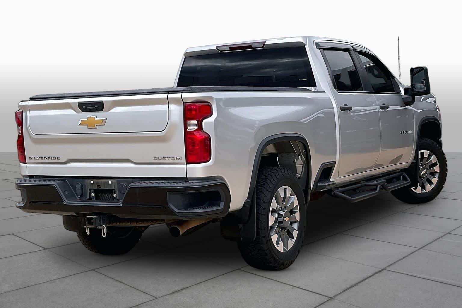 Used 2022 Silver Ice Metallic Chevrolet Custom image 13