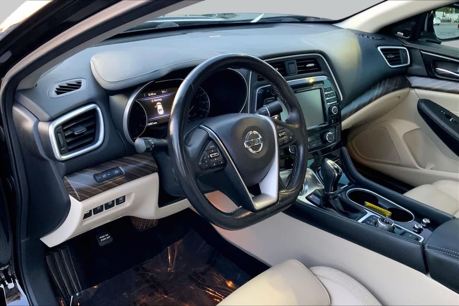 Used 2017 Super Black Nissan Platinum image 17