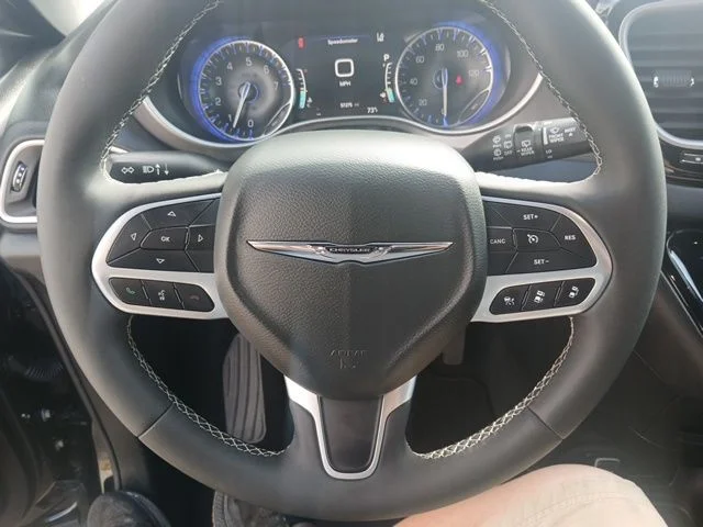 Used 2025 Black Chrysler Select image 44