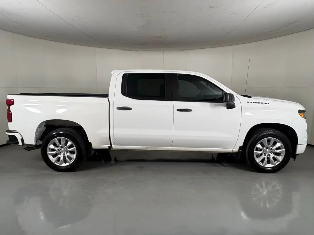 Used 2023 White Chevrolet Custom image 9