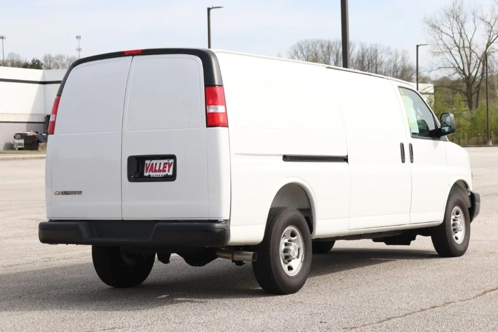 Used 2025 Summit White Chevrolet EXT image 9