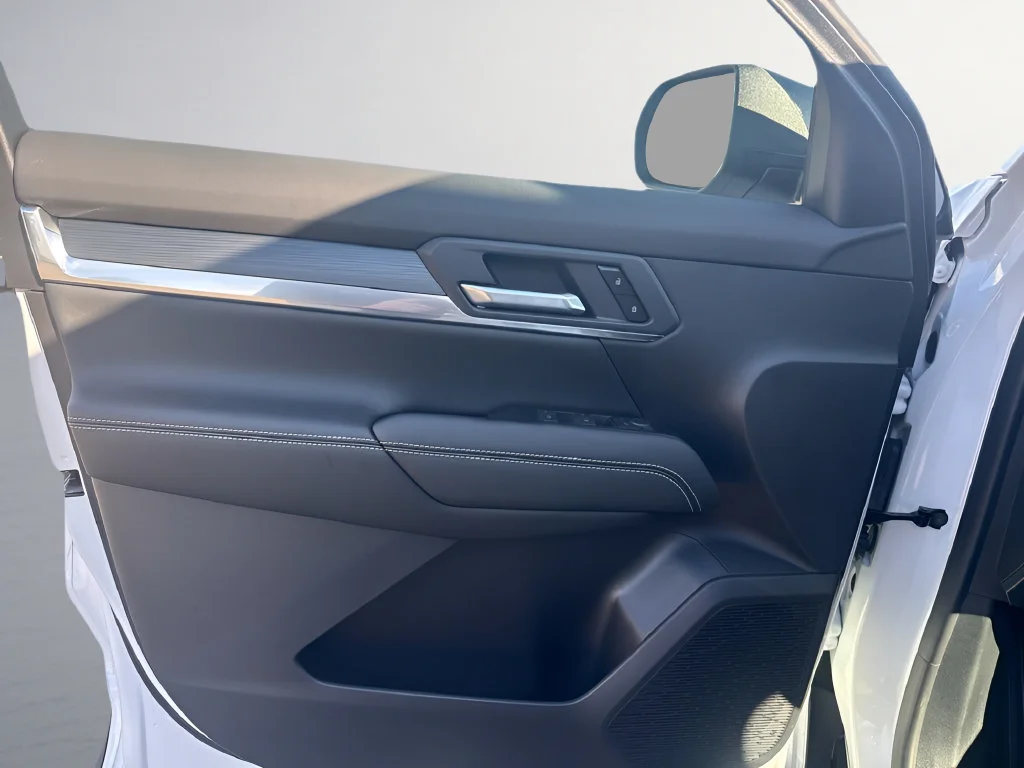 New 2027 Summit White GMC Elevation image 24