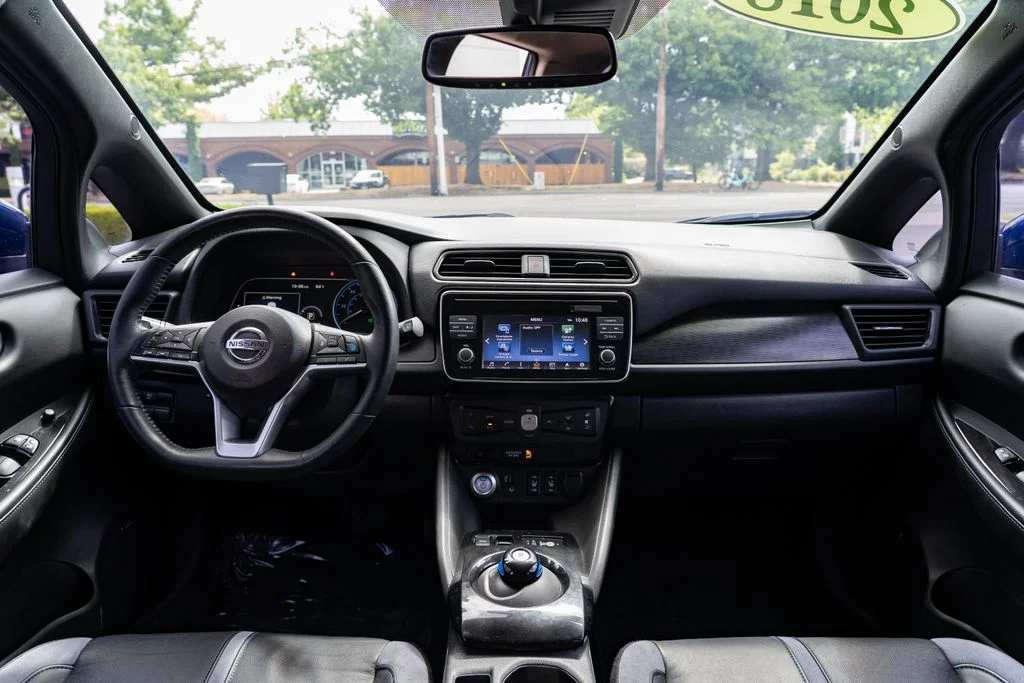 Used 2018 Blue Nissan SL image 9