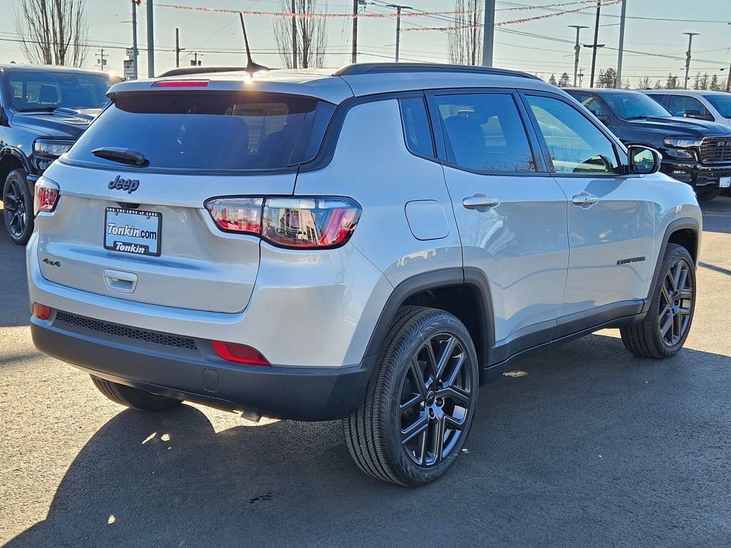 New 2026 Silver Zynith Metallic Clearcoat Jeep Latitude image 6