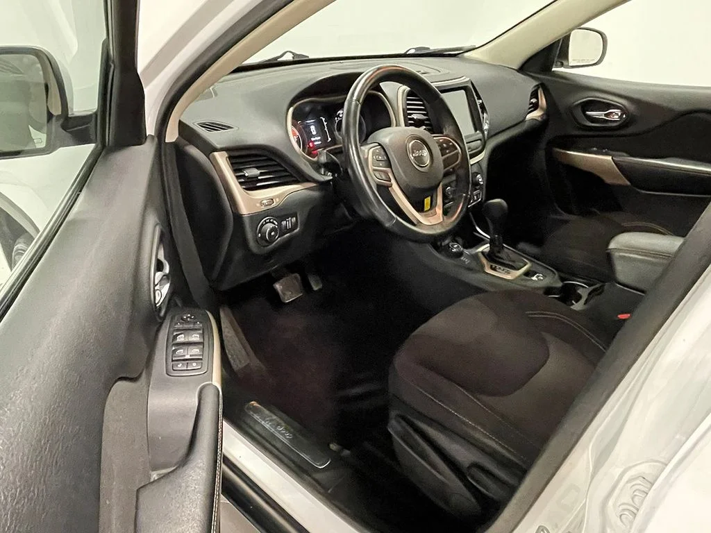 Used 2017 White Jeep Latitude image 18