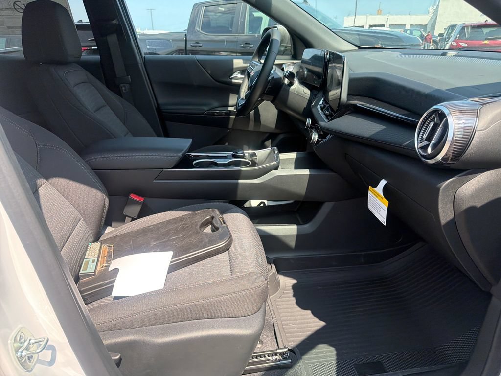 New 2027 Summit White Chevrolet LT image 23