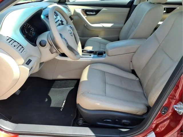 Used 2015 Red Nissan 3.5 SL image 12