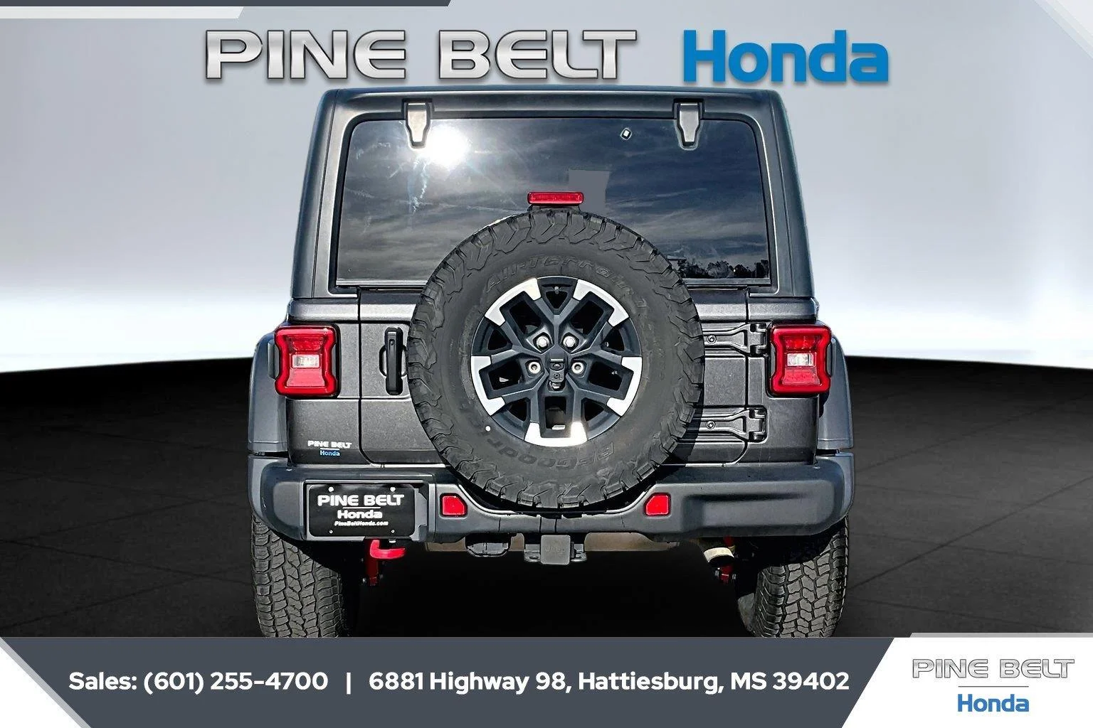 Used 2024 Granite Crystal Metallic Clearcoat Jeep Rubicon image 4