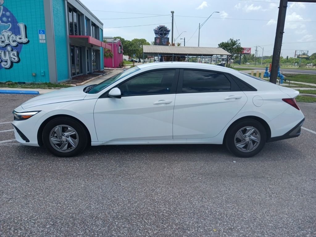 Used 2025 White Hyundai SE image 6