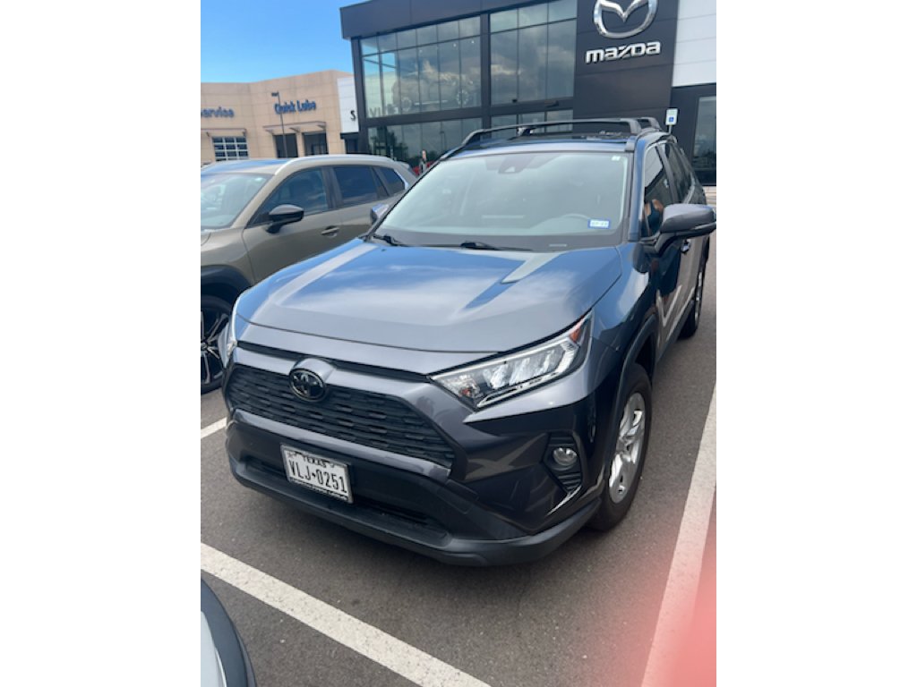 Used 2020  Toyota XLE image 4
