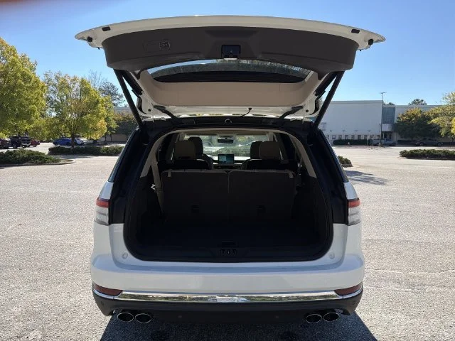Used 2022 White Lincoln Reserve image 26