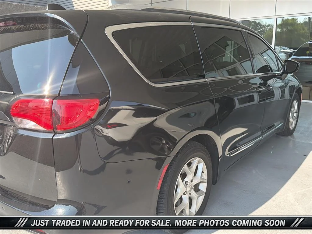 Used 2020 Brilliant Black Crystal Pearlcoat Chrysler Touring L Plus image 5