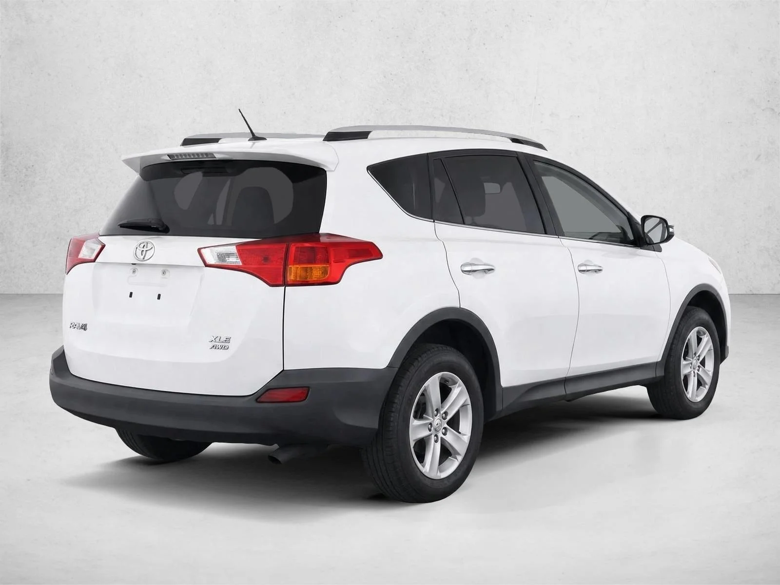 Used 2015 Super White Toyota XLE image 7