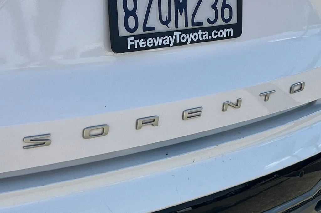 Used 2022 White Kia S image 32