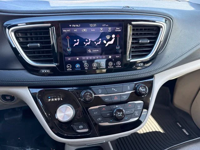 Used 2020 Silver Chrysler Limited image 21
