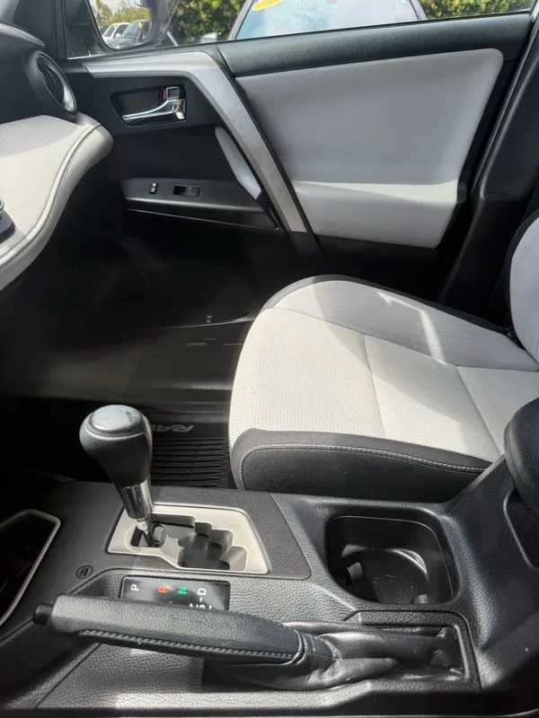Used 2016  Toyota XLE image 7
