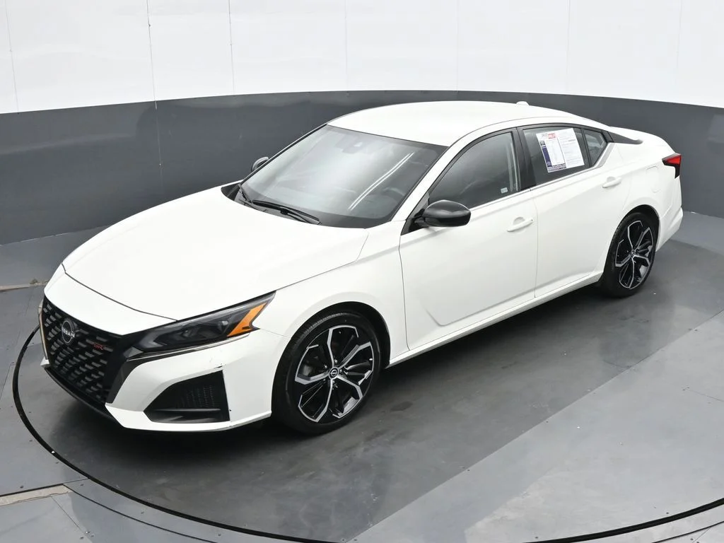 Used 2025 White Nissan 2.5 SR image 18