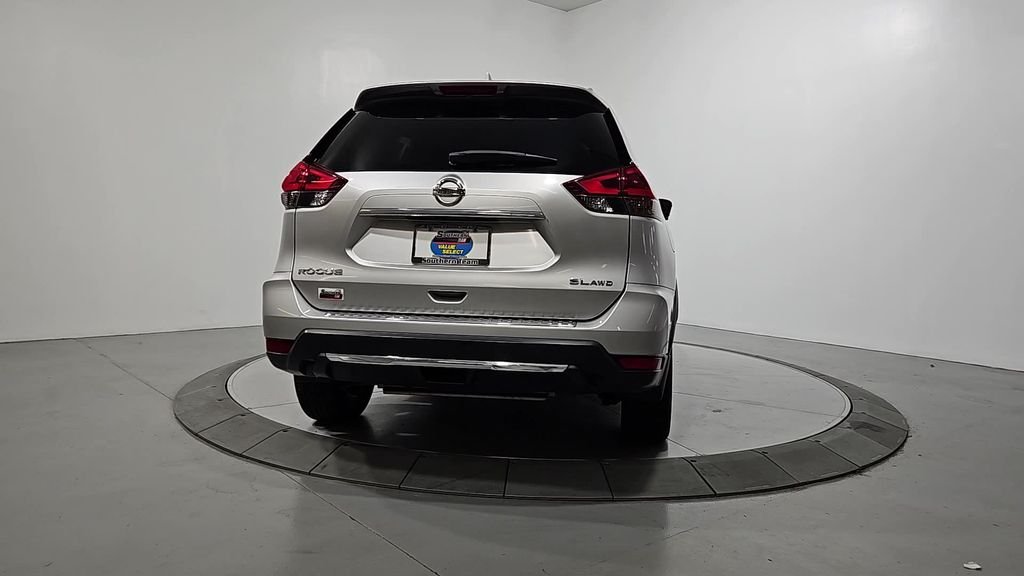 Used 2018 Silver Nissan SL image 4