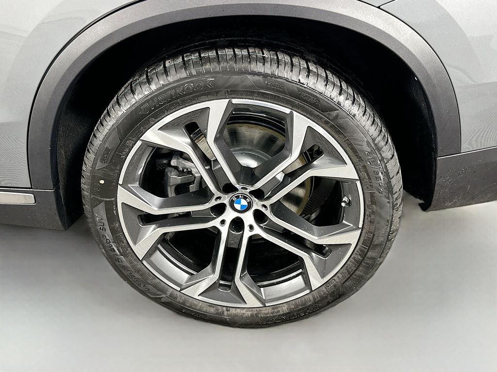 New 2026 Gray Metallic BMW xDrive40i image 23