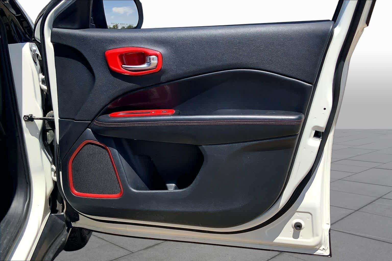 Used 2019 White Clearcoat Jeep Trailhawk image 23