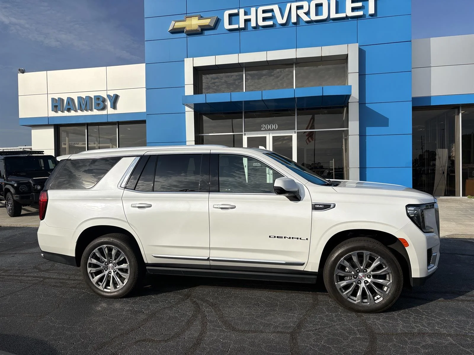 Used 2021 WHITE FROST TRICOAT GMC Denali image 2