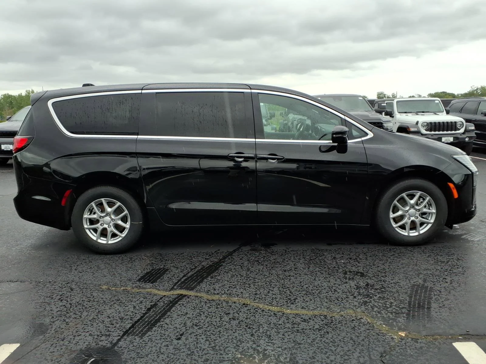 New 2027 Diamond Black Crystal Pearl-Coat Exterior Paint Chrysler Select image 18