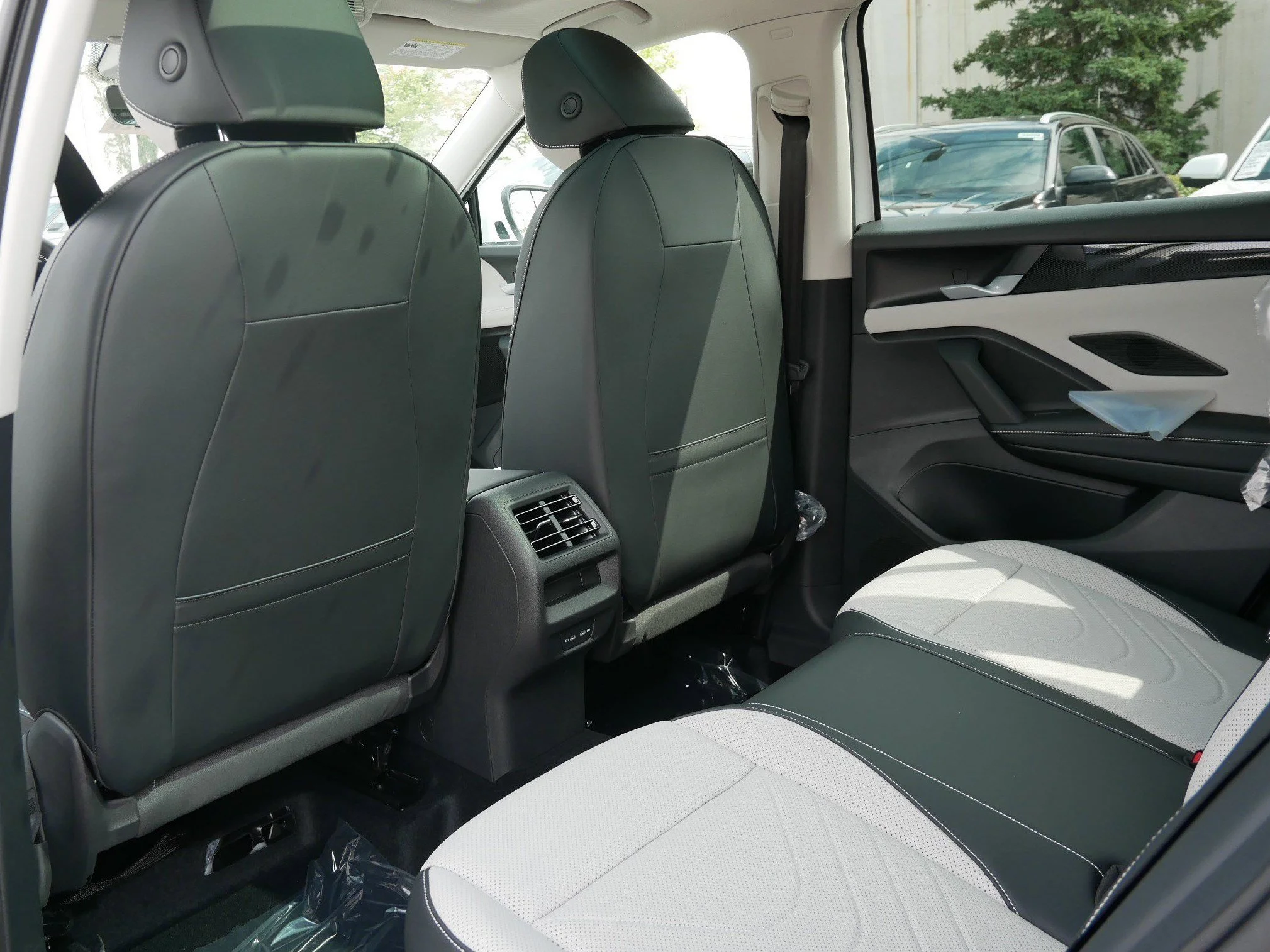 New 2026 Deep Black Pearl Volkswagen SE image 6