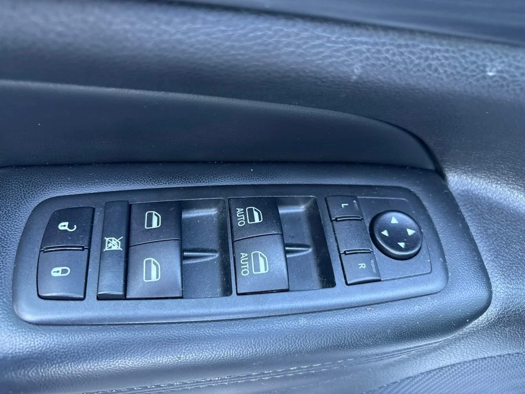 Used 2020 White Jeep Altitude image 20