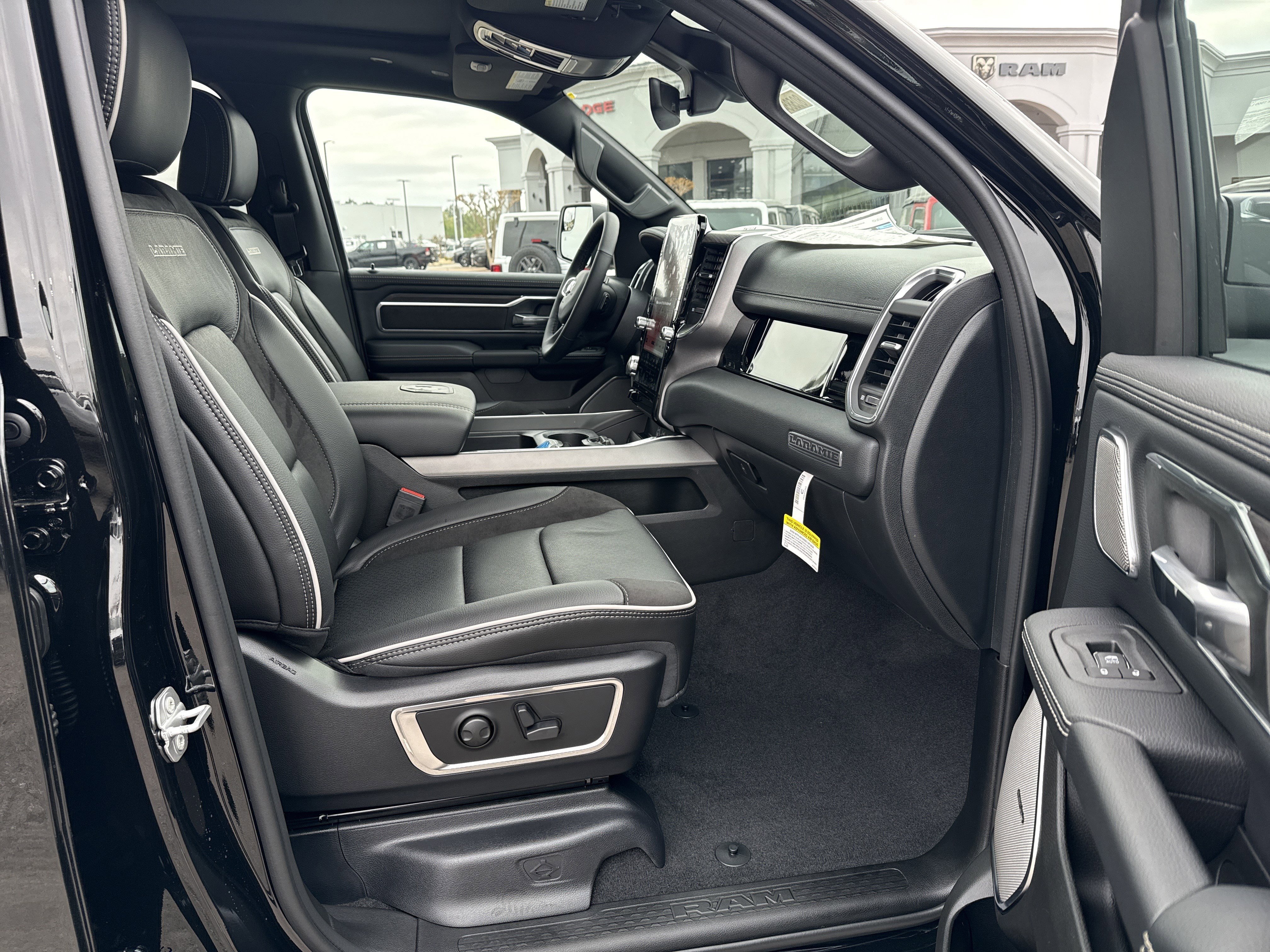 New 2026 Diamond Black Crystal Pearl-Coat Exterior Paint RAM Laramie image 15