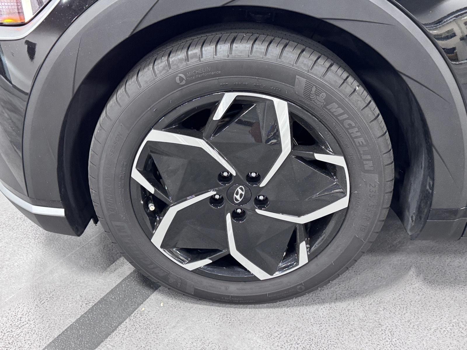 Certified Used 2024 Abyss Black Hyundai SEL image 17