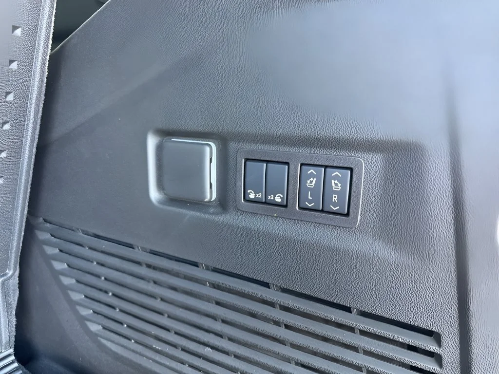 Used 2026 Polar White Tricoat Chevrolet Premier image 63