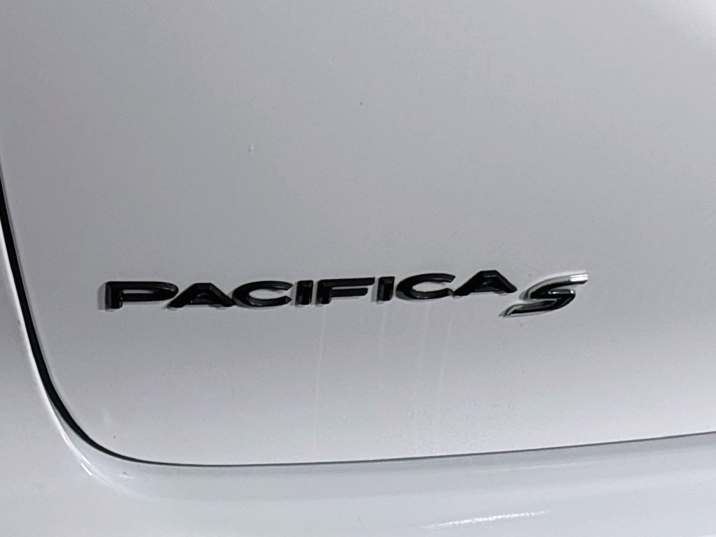 Used 2025 Bright White Clearcoat Chrysler Limited image 24