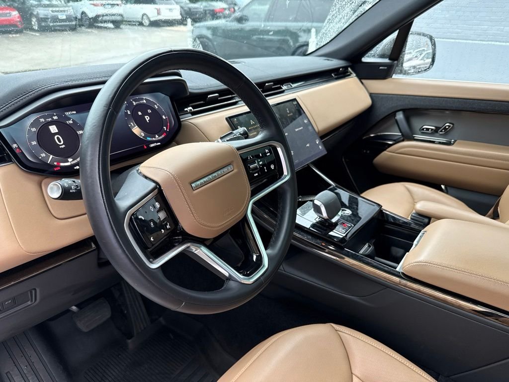 Used 2024 White Land Rover SE image 9