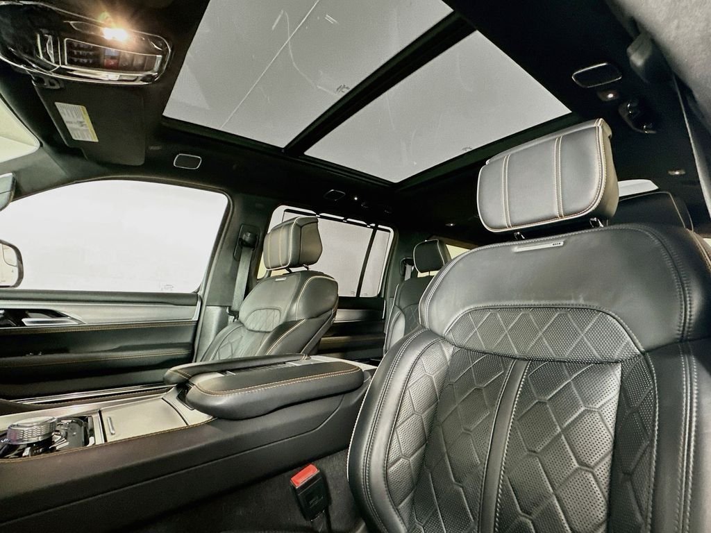 Used 2023 Velvet Jeep Series III image 16
