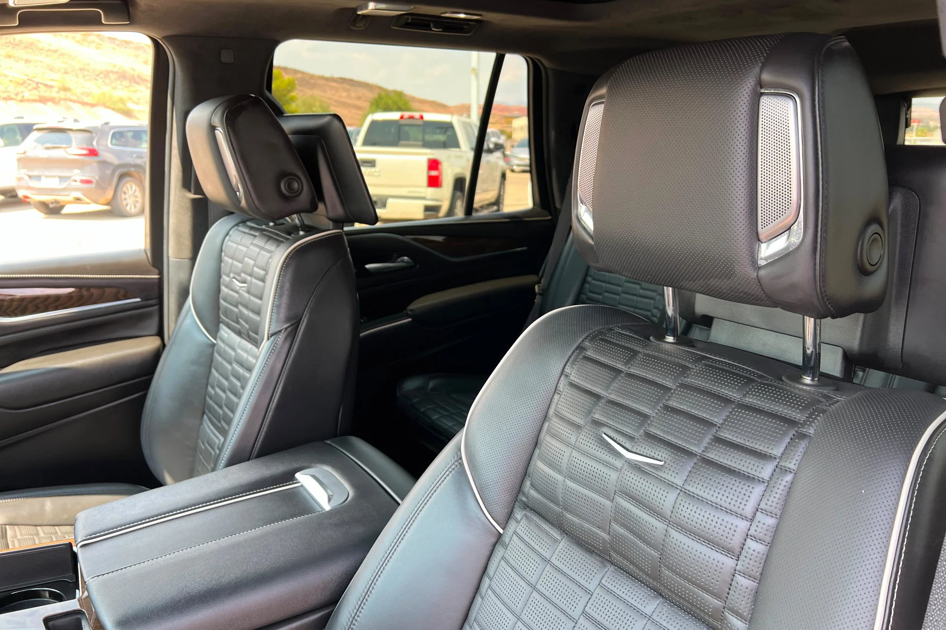 Used 2024 Crystal White Tricoat Cadillac Sport Platinum image 17