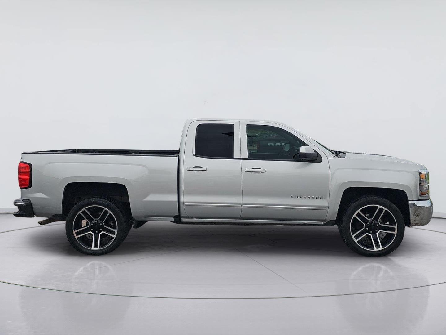 Used 2018 Silver Ice Metallic Chevrolet LT image 6