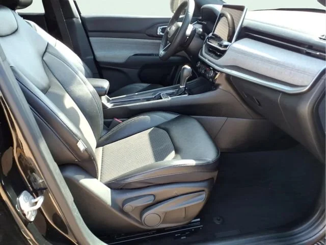 Used 2024  Jeep Latitude image 22