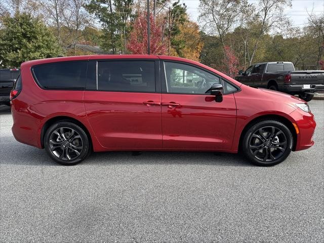 New 2026 Red Hot Pearl-Coat Exterior Paint Chrysler Select image 35
