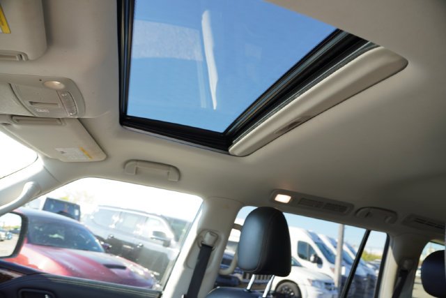 Used 2019 Black Nissan SL image 5