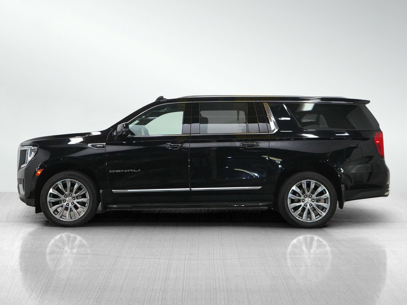 Used 2022 GMC Yukon XL Denali with VIN 1GKS2JKL5NR205871 for sale in White Bear Lake, Minnesota