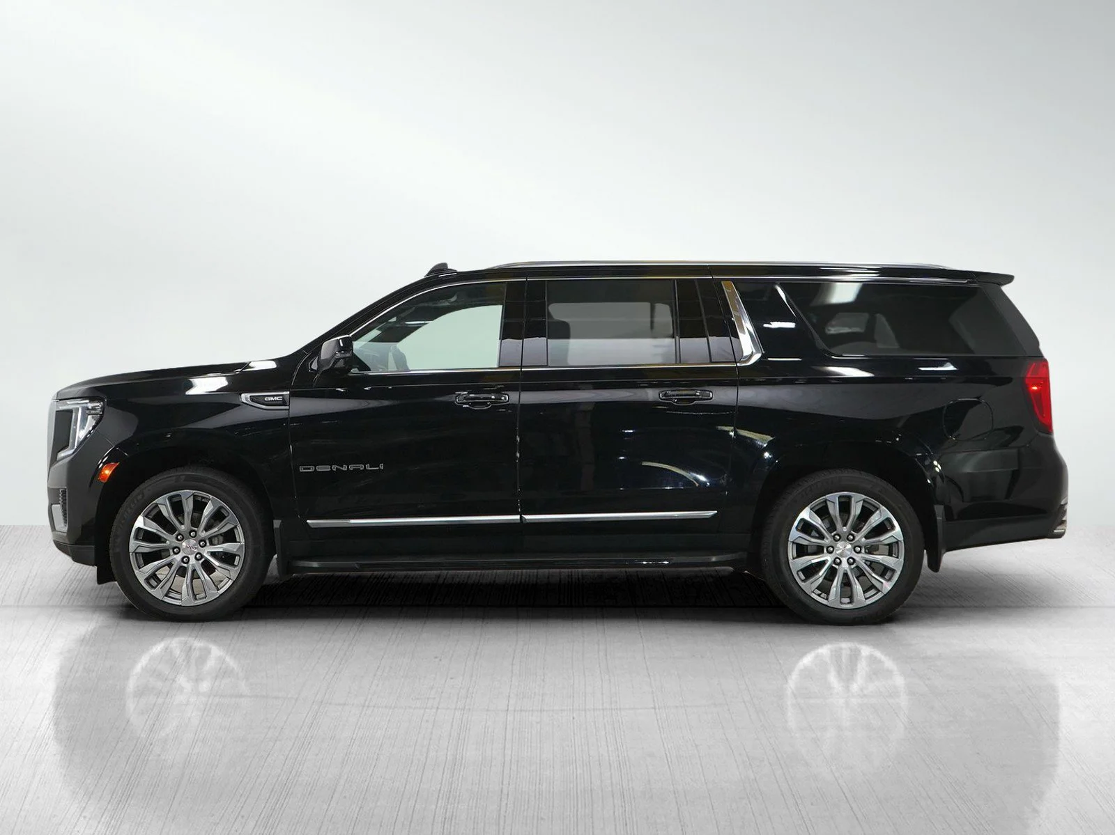 Used 2022 GMC Yukon XL Denali with VIN 1GKS2JKL5NR205871 for sale in White Bear Lake, Minnesota