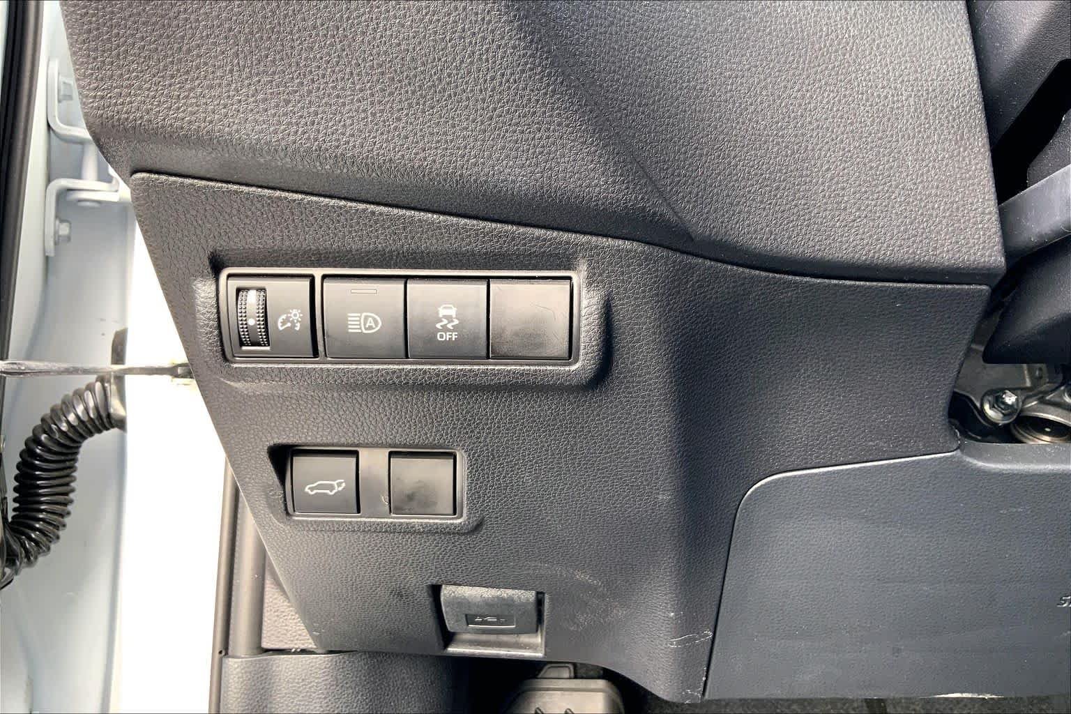 Used 2026 Wind Chill Pearl Toyota XLE image 33