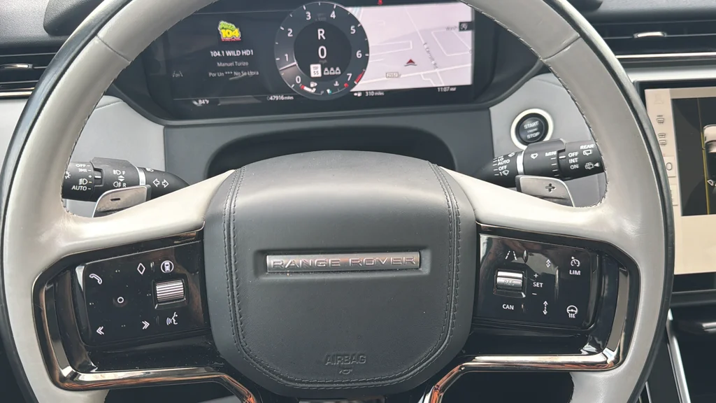 Used 2025  Land Rover Dynamic SE image 27