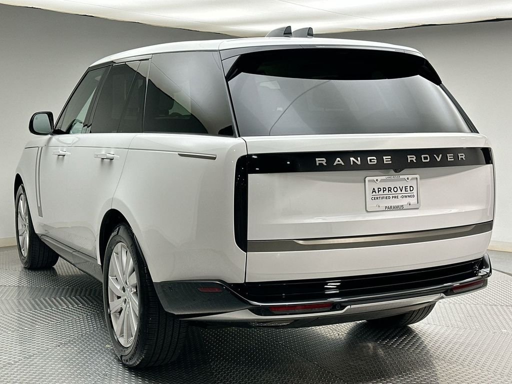 Used 2025  Land Rover SE image 11