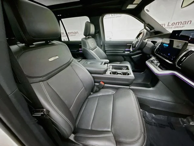 Used 2025 White Metallic Ford Platinum image 31
