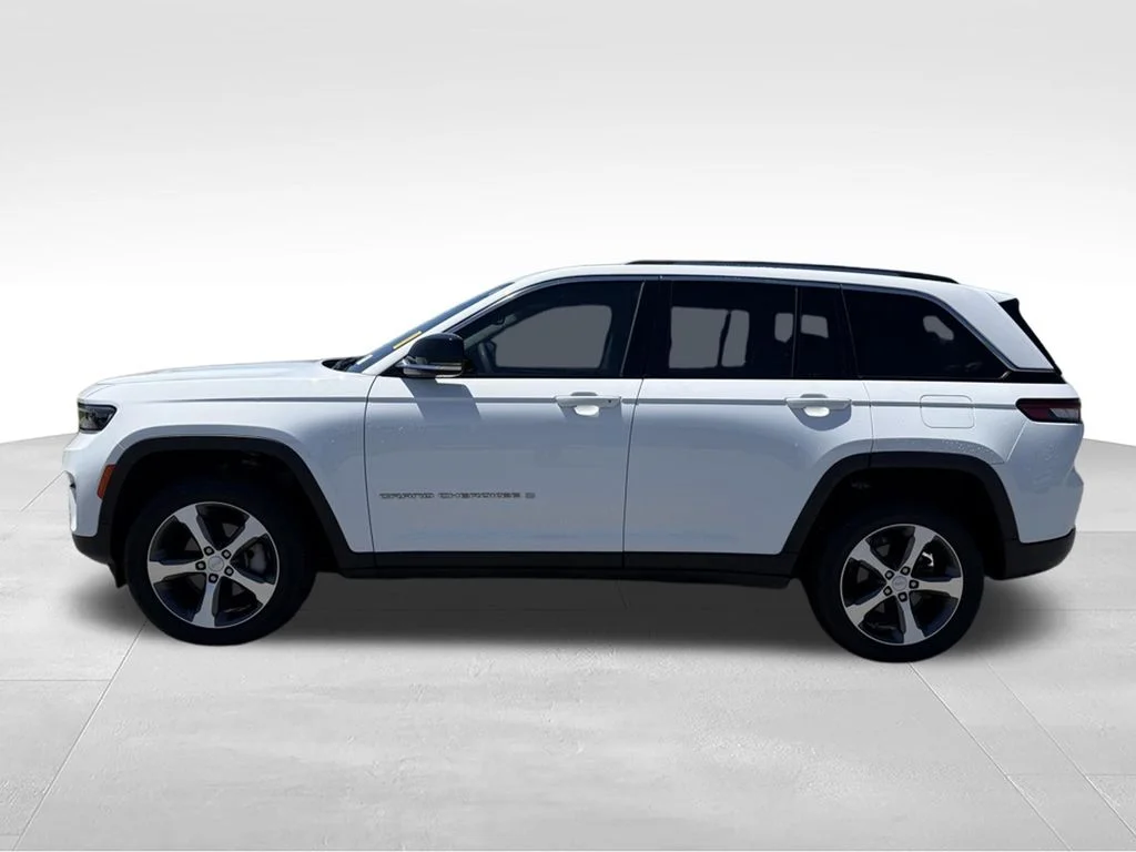Used 2023 White/off-white Jeep Limited image 2