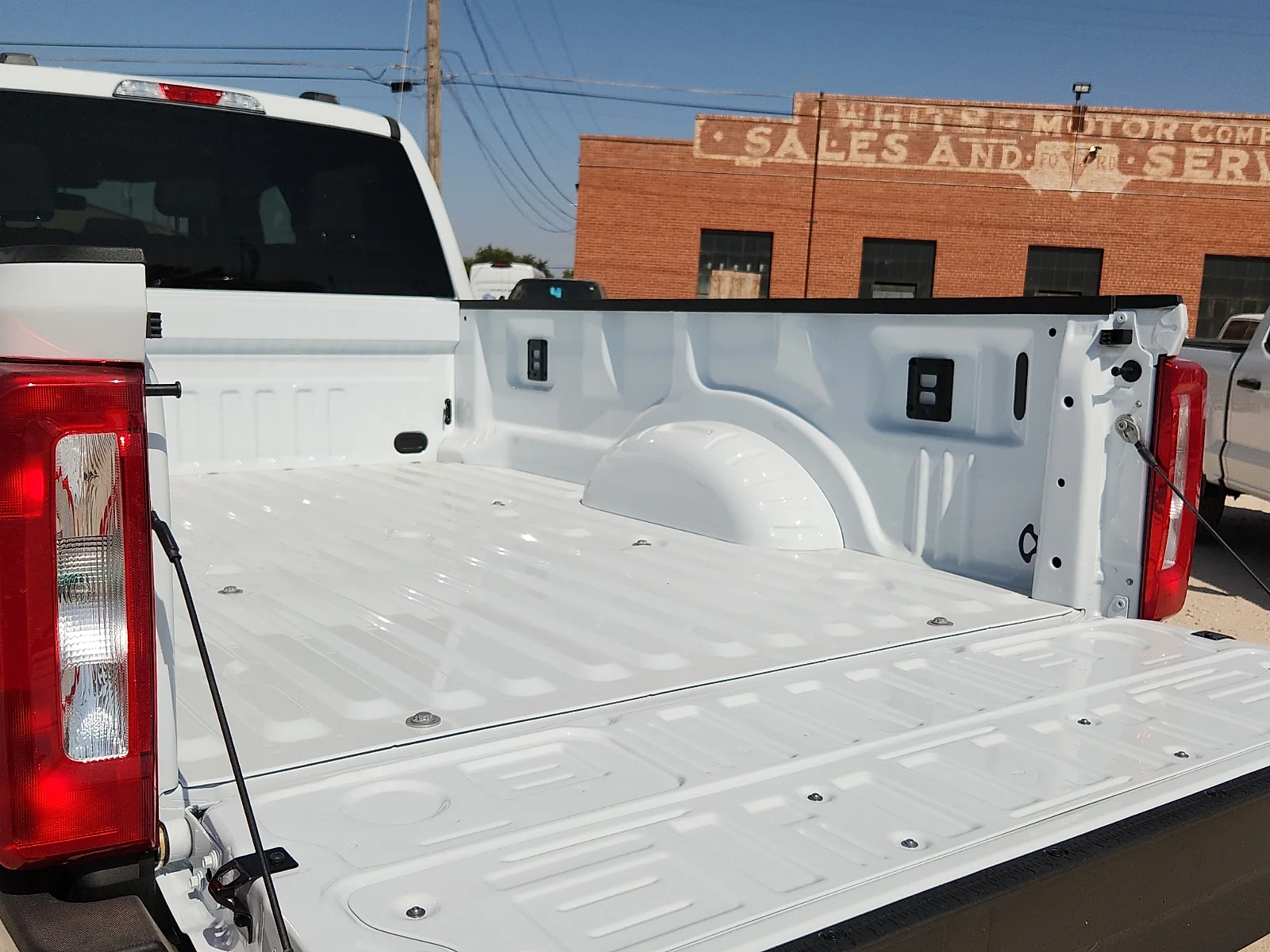 New 2027 Oxford White Ford XLT image 12