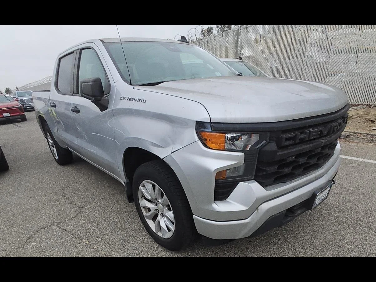 Used 2022 Silver Ice Metallic Chevrolet Custom image 6